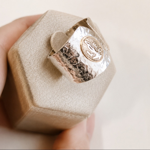 Anillo de profesión martillado en plata nueve 25 y sello en oro